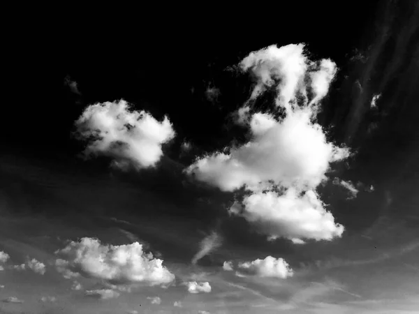 Vereinzelte weiße Wolken auf schwarzem Himmel Hintergrund. Wolken. Schwarzer Himmel. — Stockfoto