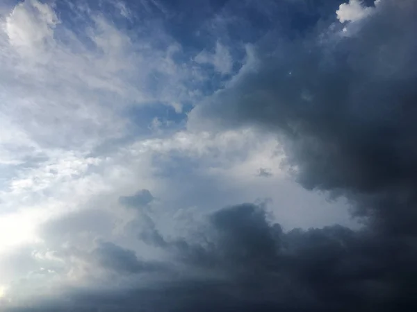 Světlo ve tmě a dramatické bouřkové mraky. — Stock fotografie