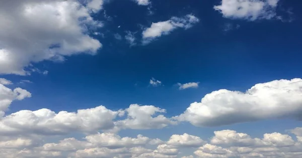 Piękne błękitne niebo z chmurami tła.niebo zachmurzenia.niebo z chmurami Pogoda natura chmura niebieska.Błękitne niebo z chmurami i słońcem — Zdjęcie stockowe