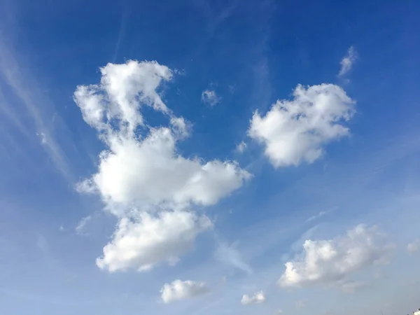 Schöner blauer Himmel mit Wolken hintergrund.Himmel Wolken Himmel mit Wolken Wetter Natur Wolkenblau.Blauer Himmel mit Wolken und Sonne — Stockfoto