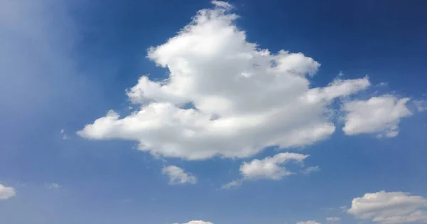 Piękne błękitne niebo z chmurami tła.niebo zachmurzenia.niebo z chmurami Pogoda natura chmura niebieska.Błękitne niebo z chmurami i słońcem — Zdjęcie stockowe