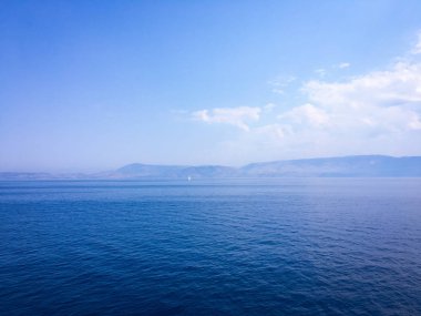 Güzel mavi gökyüzü, arka planda bulutlu bulutlu bulutlu hava bulutlu mavi gökyüzü, bulutlu ve güneşli..