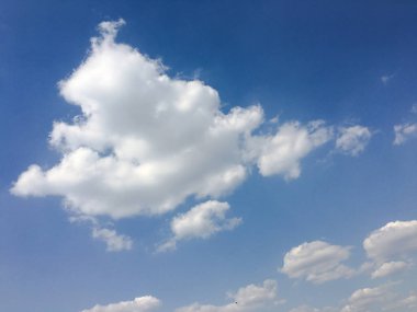 Güzel mavi gökyüzü, arka planda bulutlu bulutlu bulutlu hava bulutlu mavi gökyüzü, bulutlu ve güneşli..