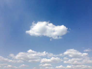 Güzel mavi gökyüzü, arka planda bulutlu bulutlu bulutlu hava bulutlu mavi gökyüzü, bulutlu ve güneşli..