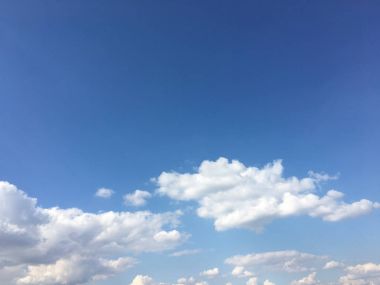 Güzel mavi gökyüzü, arka planda bulutlu bulutlu bulutlu hava bulutlu mavi gökyüzü, bulutlu ve güneşli..