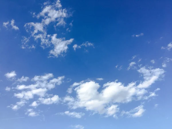구름이 배경을 이루고 있는 아름다운 푸른 하늘 . 하늘 구름이 구름을 이루는 하늘 . 구름과 태양이 있는 푸른 하늘. — 스톡 사진