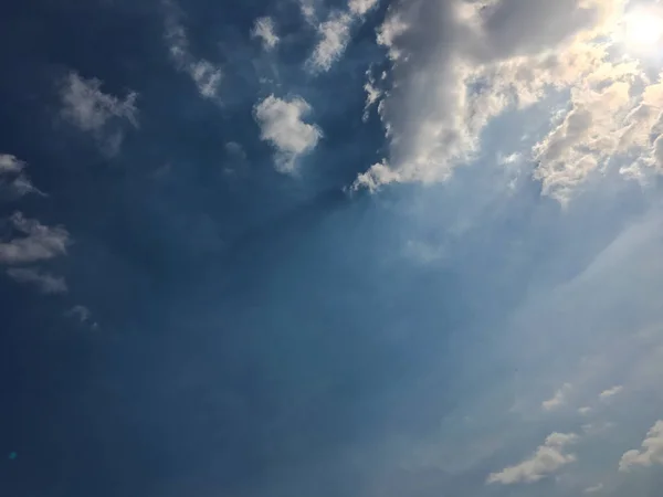 Schöner blauer Himmel mit Wolken hintergrund.Himmel Wolken Himmel mit Wolken Wetter Natur Wolkenblau.Blauer Himmel mit Wolken und Sonne. — Stockfoto