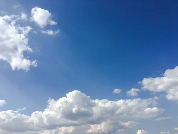 Beau ciel bleu avec fond nuageux.Ciel nuageux.Ciel avec nuages météo nature nuage bleu.Ciel bleu avec nuages et soleil. — Photo