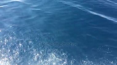 Su doku Mediterran denizin içinde. Kristal berraklığında su parlak sabah güneşin Adriyatik Denizi ışıltı. Küçük deniz dalgaları bir gemi yönetim kurulunda alınıyor. Güzel doğal görünümü. Seyahat hedef. Deniz