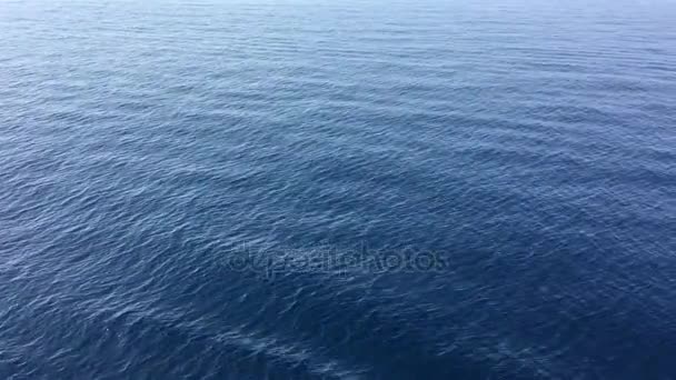 Textura del agua en el mar Mediterráneo. El agua cristalina del mar Adriático brilla bajo el sol brillante de la mañana. Pequeñas olas marinas rodando a bordo de un barco. Hermosa vista natural. Destino de viaje. Mar. — Vídeo de stock