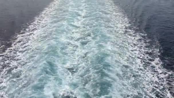 Textura del agua en el mar Mediterráneo. El agua cristalina del mar Adriático brilla bajo el sol brillante de la mañana. Pequeñas olas marinas rodando a bordo de un barco. Hermosa vista natural. Destino de viaje. Mar. — Vídeo de stock