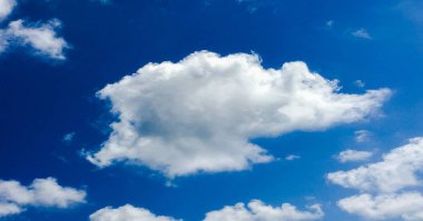 Güzel mavi gökyüzü, arka planda bulutlu bulutlu bulutlu hava bulutlu mavi gökyüzü, bulutlu ve güneşli..