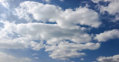 Güzel mavi gökyüzü, arka planda bulutlu bulutlu bulutlu hava bulutlu mavi gökyüzü, bulutlu ve güneşli..