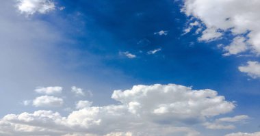 Güzel mavi gökyüzü, arka planda bulutlu bulutlu bulutlu hava bulutlu mavi gökyüzü, bulutlu ve güneşli..