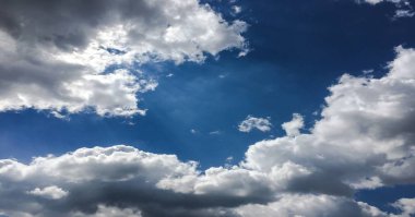Güzel mavi gökyüzü, arka planda bulutlu bulutlu bulutlu hava bulutlu mavi gökyüzü, bulutlu ve güneşli..