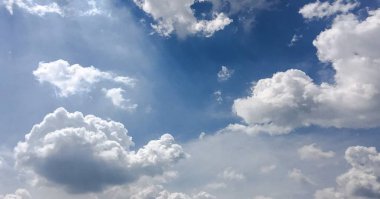 Güzel mavi gökyüzü, arka planda bulutlu bulutlu bulutlu hava bulutlu mavi gökyüzü, bulutlu ve güneşli..