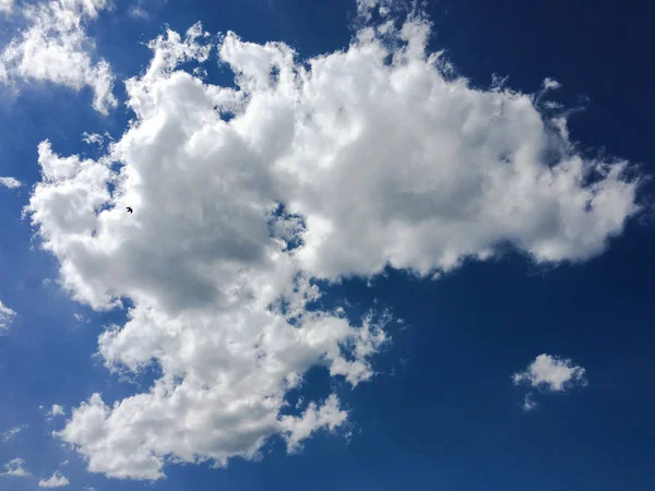 Céu azul bonito com nuvens background.Sky clouds.Sky com nuvens tempo natureza nuvem blue.Blue céu com nuvens e sol. — Fotografia de Stock