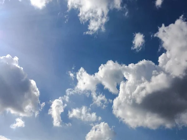 Schöner blauer Himmel mit Wolken hintergrund.Himmel Wolken Himmel mit Wolken Wetter Natur Wolkenblau.Blauer Himmel mit Wolken und Sonne. — Stockfoto