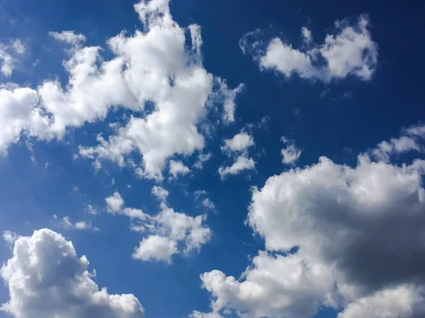 雲を背景にした美しい青空空雲を背景にした空雲を背景にした青空雲と太陽を背景にした青い空. — ストック写真