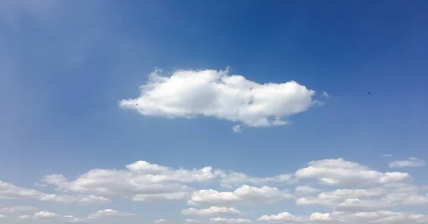 구름이 배경을 이루고 있는 아름다운 푸른 하늘 . 하늘 구름이 구름을 이루는 하늘 . 구름과 태양이 있는 푸른 하늘. — 스톡 사진