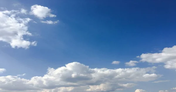 Прекрасне блакитне небо з фоном хмар. Небесні хмари. Небо з хмарами погода природа хмара блакитна. Синє небо з хмарами і сонцем . — стокове фото
