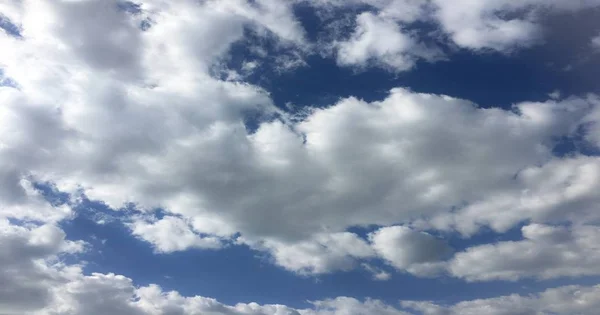 Mooie blauwe lucht met wolken achtergrond.Hemelwolken.Hemel met wolken weer natuur wolk blauw.Blauwe lucht met wolken en zon. — Stockfoto