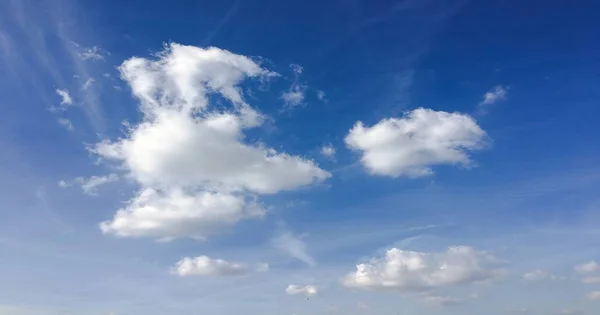 Красивое голубое небо с облаками background.Sky clouds.Sky с облаками погода природа облако голубой.. — стоковое фото