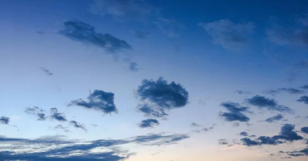 雲を背景にした美しい青空空雲を背景にした空雲を背景にした青空雲と太陽を背景にした青い空. — ストック写真