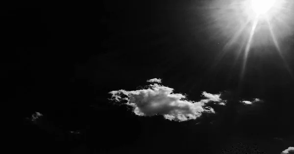 Izolované bílé mraky na Černé obloze na pozadí. — Stock fotografie