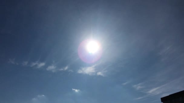 Mooie blauwe hemel met wolken achtergrond. Wolken van de hemel. Hemel met wolken weer blauwe wolk aard. Blauwe hemel met wolken en zon. Time-lapse beweging wolken blauwe hemelachtergrond. — Stockvideo