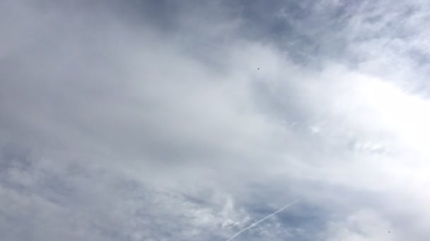 Mooie blauwe hemel met wolken achtergrond. Wolken van de hemel. Hemel met wolken weer blauwe wolk aard. Blauwe hemel met wolken en zon. Time-lapse beweging wolken blauwe hemelachtergrond. — Stockvideo