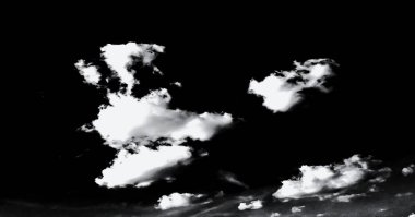 bulutlar siyah arka plan üzerine. bulutlar ve güneş ile siyah gökyüzü.