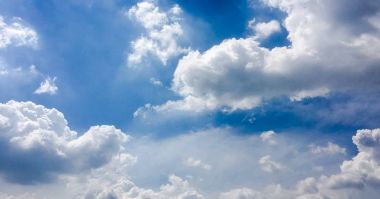 Güzel mavi gökyüzü, arka planda bulutlu bulutlu bulutlu hava bulutlu mavi gökyüzü, bulutlu ve güneşli..