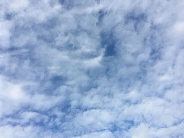 Hermoso cielo azul con nubes background.Sky nubes clouds.Sky con nubes tiempo naturaleza nubes blue.Blue cielo con nubes y sol. —  Fotos de Stock