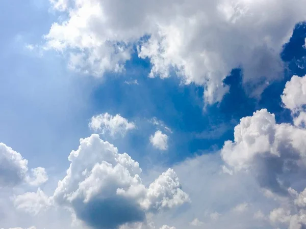 Céu azul bonito com nuvens background.Sky clouds.Sky com nuvens tempo natureza nuvem blue.Blue céu com nuvens e sol. — Fotografia de Stock