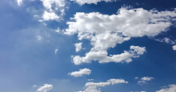 Mooie blauwe lucht met wolken achtergrond.Hemelwolken.Hemel met wolken weer natuur wolk blauw.Blauwe lucht met wolken en zon. — Stockfoto