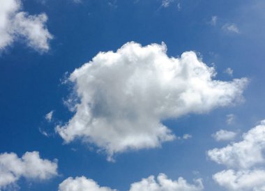 Güzel mavi gökyüzü, arka planda bulutlu bulutlu bulutlu hava bulutlu mavi gökyüzü, bulutlu ve güneşli.