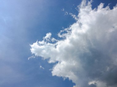 Güzel mavi gökyüzü, arka planda bulutlu bulutlu bulutlu hava bulutlu mavi gökyüzü, bulutlu ve güneşli.