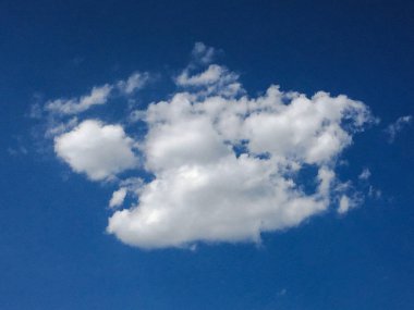 Güzel mavi gökyüzü, arka planda bulutlu bulutlu bulutlu hava bulutlu mavi gökyüzü, bulutlu ve güneşli.