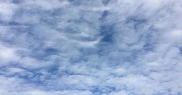 雲を背景にした美しい青空空雲を背景にした空雲を背景にした青空雲と太陽を背景にした青い空. — ストック写真