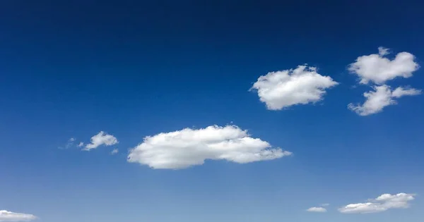 雲を背景にした美しい青空空雲を背景にした空雲を背景にした青空雲と太陽を背景にした青い空. — ストック写真