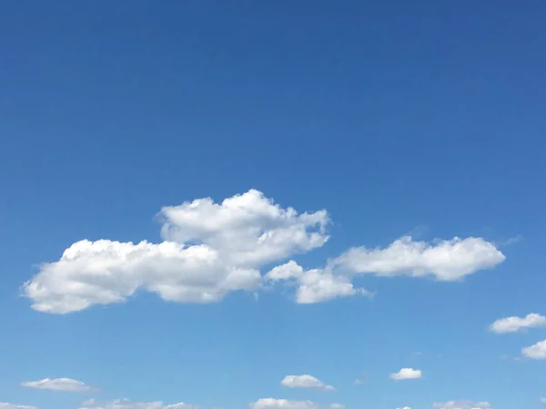 Céu azul bonito com nuvens background.Sky clouds.Sky com nuvens tempo natureza nuvem blue.Blue céu com nuvens e sol — Fotografia de Stock