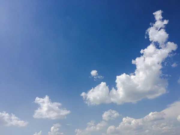 雲を背景にした美しい青空空雲を背景にした空雲を背景にした青空雲と太陽を背景にした青い空 — ストック写真