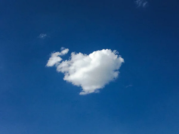 Schöner blauer Himmel mit Wolken hintergrund.Himmel Wolken Himmel mit Wolken Wetter Natur Wolkenblau.Blauer Himmel mit Wolken und Sonne — Stockfoto