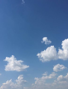 güzel mavi gökyüzü bulutlar arka plan ile. Bulutlar hava doğa bulut mavi gökyüzü. Bulutlar ve güneş mavi gökyüzü.
