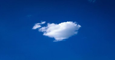 Arkaplanı bulutlu güzel mavi gökyüzü. Bulutlu bulutlar. Hava bulutlu doğa mavi..