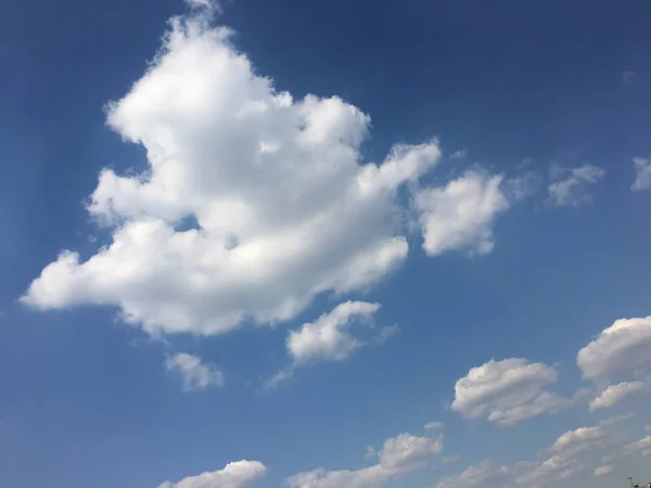 Piękne błękitne niebo z chmur tła. Niebo z chmur Pogoda Natura Chmura niebieski. Błękitne niebo chmury i słońce. — Zdjęcie stockowe