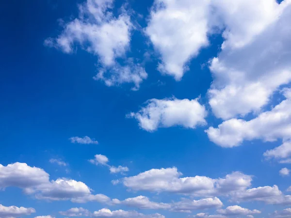 Beau ciel bleu avec fond nuageux.Ciel avec nuages météo nature nuage bleu.Ciel bleu avec nuages et soleil . — Photo