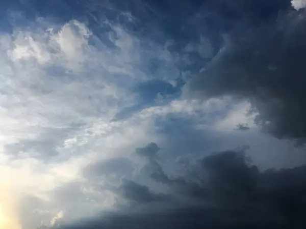 Hermoso cielo azul con nubes background.Sky con nubes tiempo naturaleza nube blue.Blue cielo con nubes y sol . —  Fotos de Stock