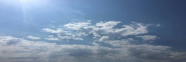 Hermoso cielo azul con nubes background.Sky con nubes tiempo naturaleza nube blue.Blue cielo con nubes y sol . —  Fotos de Stock
